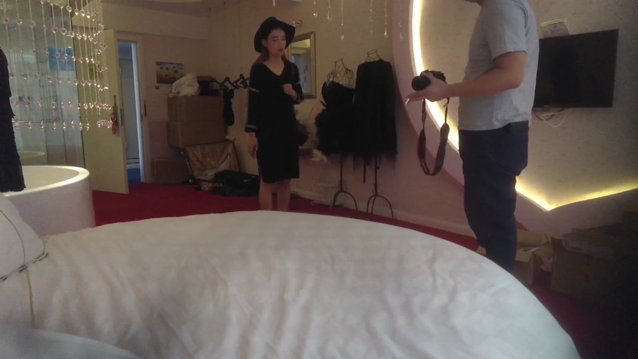 名门夜宴偷拍系列美女模特-邹邹被摄影师套路暗藏摄影机偷拍换衣服