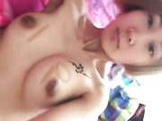 露脸骚女自慰，胸部有独一无二的标记