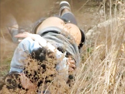 网曝不雅门事件，西安桃花潭公园两学生情侣荒草掩护席地野战，干完用纸巾擦一擦