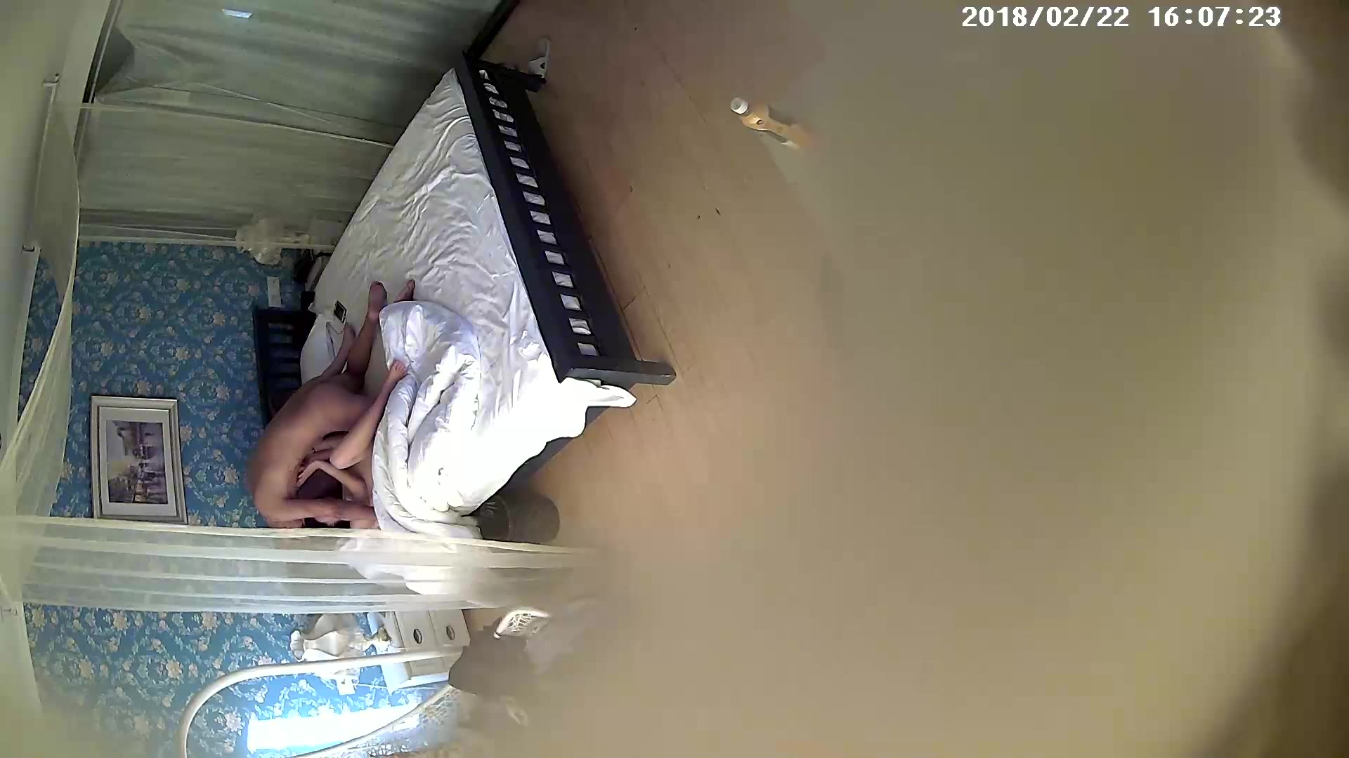 性欲旺盛青年男女开房滚床单很能草啊电话来了都不接继续干很生猛小床操的咔吱咔吱响射美女肚子上