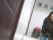 大学女厕所系列3 身材瘦弱的妹子一脸的清纯