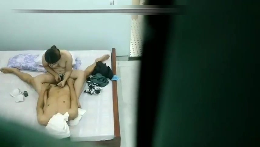 城中村家庭小旅馆服务员躲在窗台后面偷窥来住店的情侣啪啪