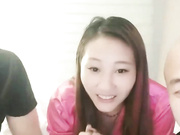 超级搞笑2男一女口交舔B啪啪内射男主播的反串跟梁家辉在东成西就里反串段皇爷的表演有的一拼