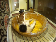 高级洗浴会所600元挑了位样貌还不错的美女服务,又私下加了300元才答应可以一边操一边拍,差点没忍住射进去!