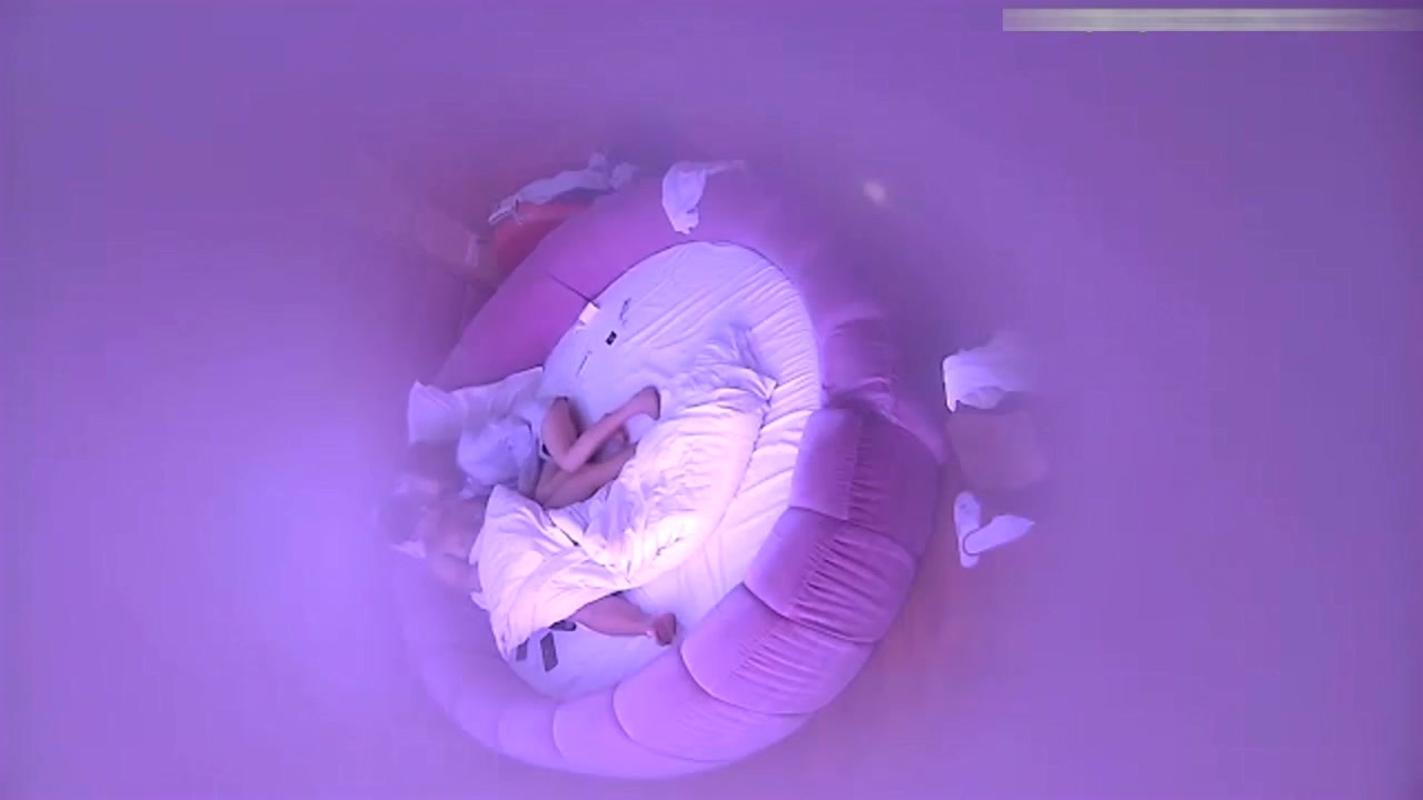 学校附近情侣酒店大圆床小胖同学和娇小女朋友开房妹子貌似没看过鸡巴好奇摆弄