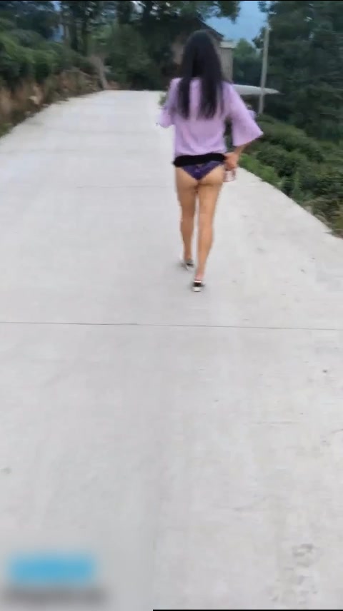 百度云泄密流出视图样子有点土鳖的农民工情侣国内四处旅游公共场合玩大胆露出啪啪