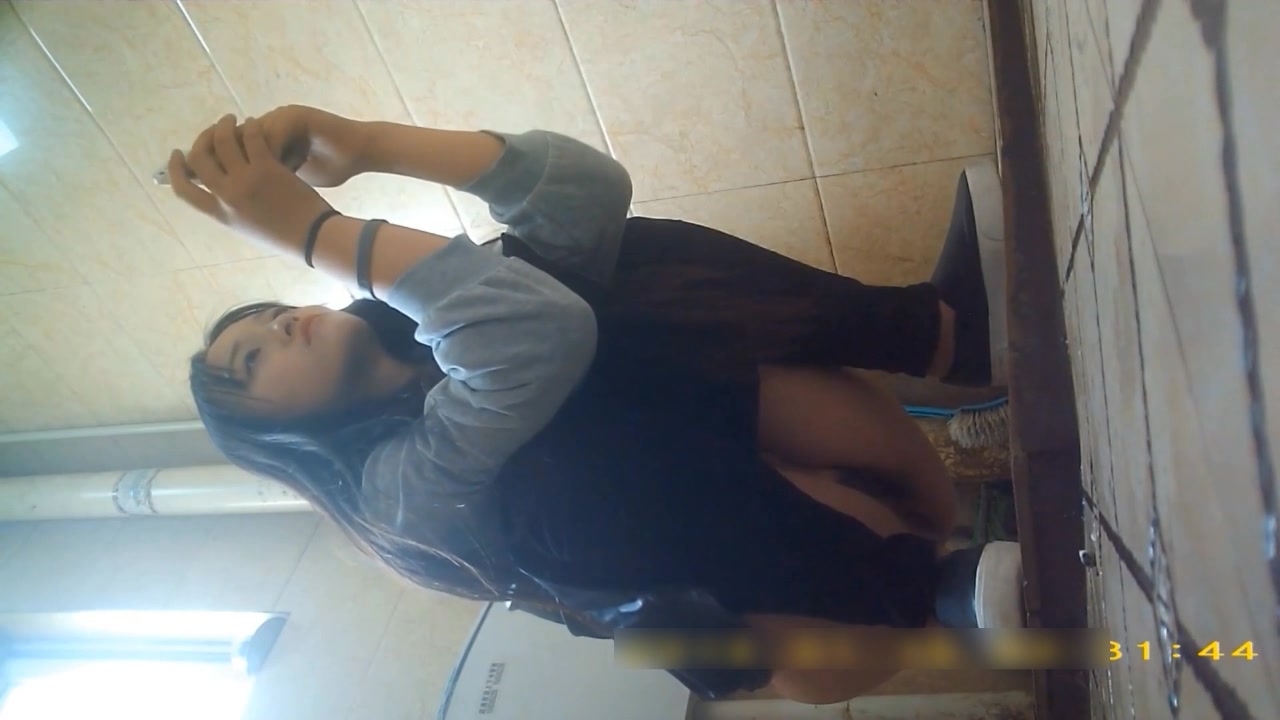 外站最新流出作品-某高校公共女廁拍攝到的氣質美女如廁噓噓