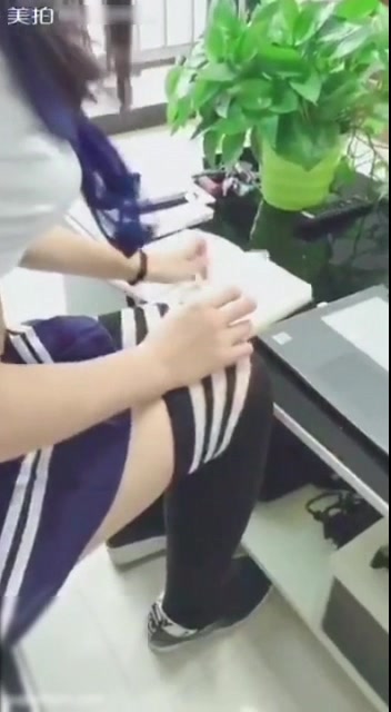 网红美女剧情演绎家教老师补习时趁美女父母不在趁机占便宜,发现穿的还是丁字裤性欲大增在客厅沙发上操了她!