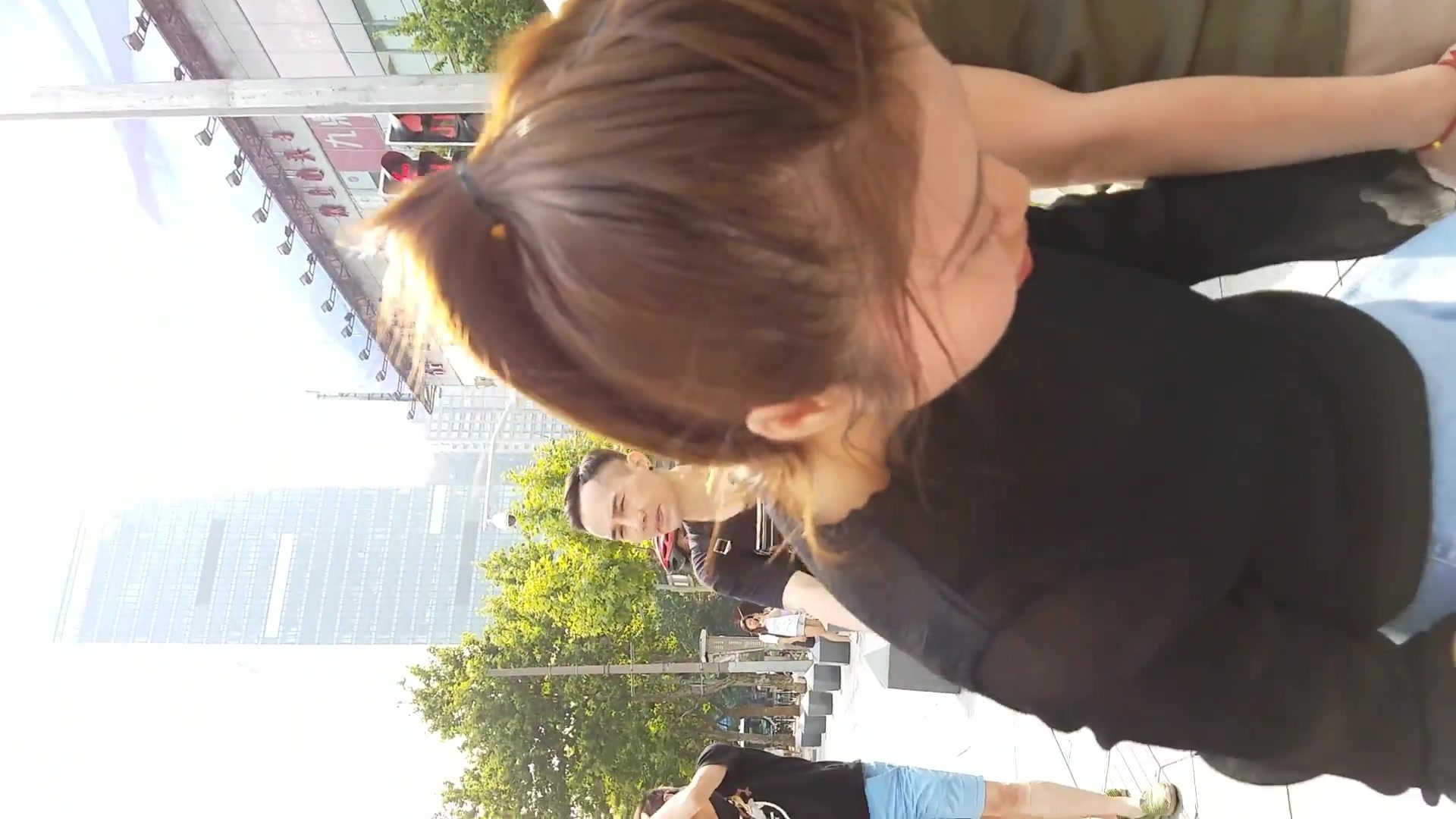 商场电梯当着小美女情侣的面伸进裙底开闪偷拍透明纱网内裤,性感诱人的白屁屁和阴沟差点没忍住摸一把