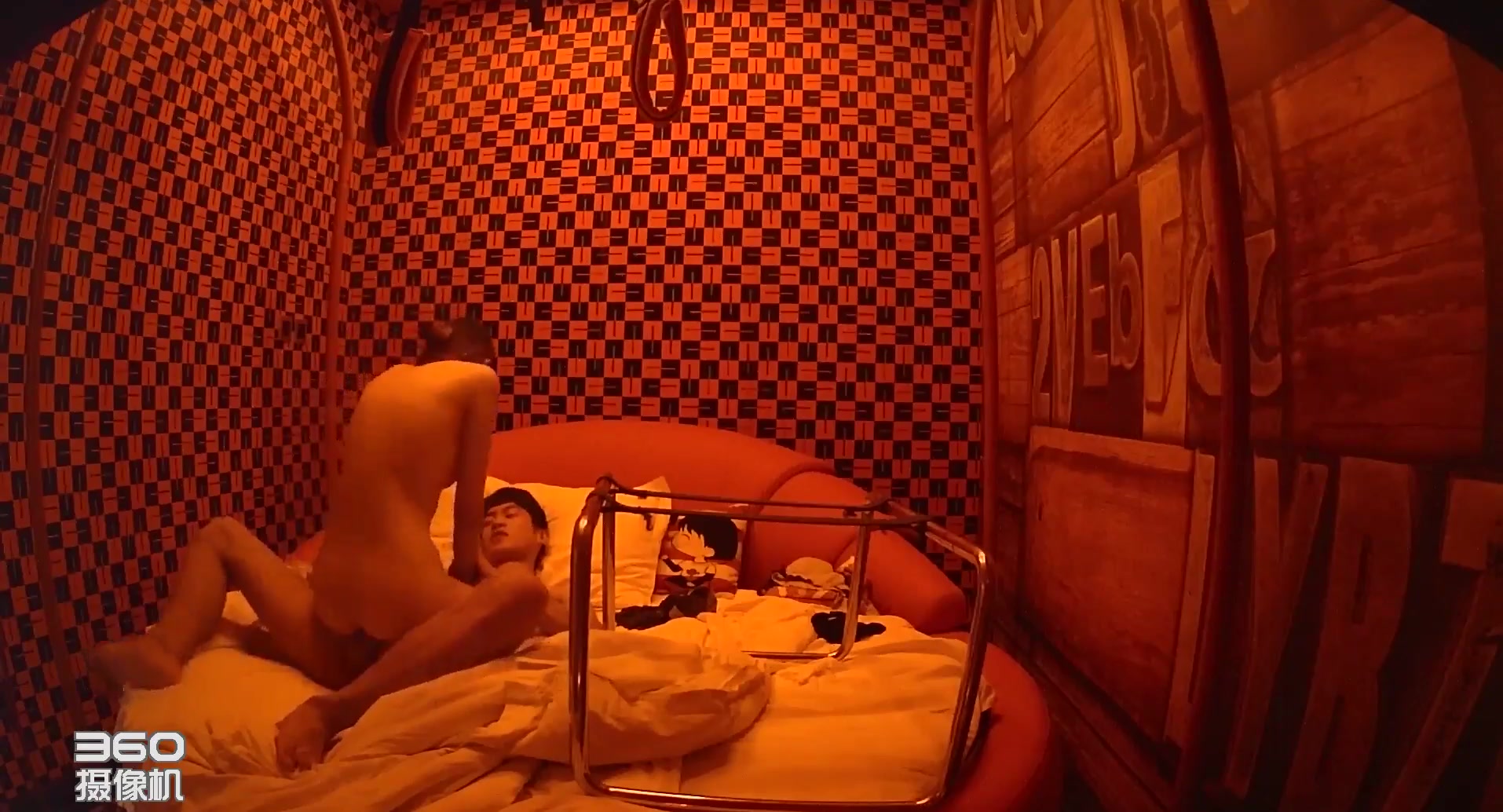 专业情趣炮房年轻小情侣开房爱爱找快活属实激情用打炮椅干亮点是妹子发现有摄像头还问安装它干嘛啊