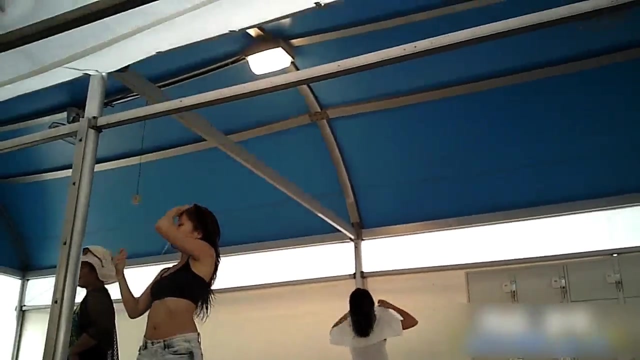 韩国海滨浴场大棚式更衣室偷拍看着比岛国的要真实