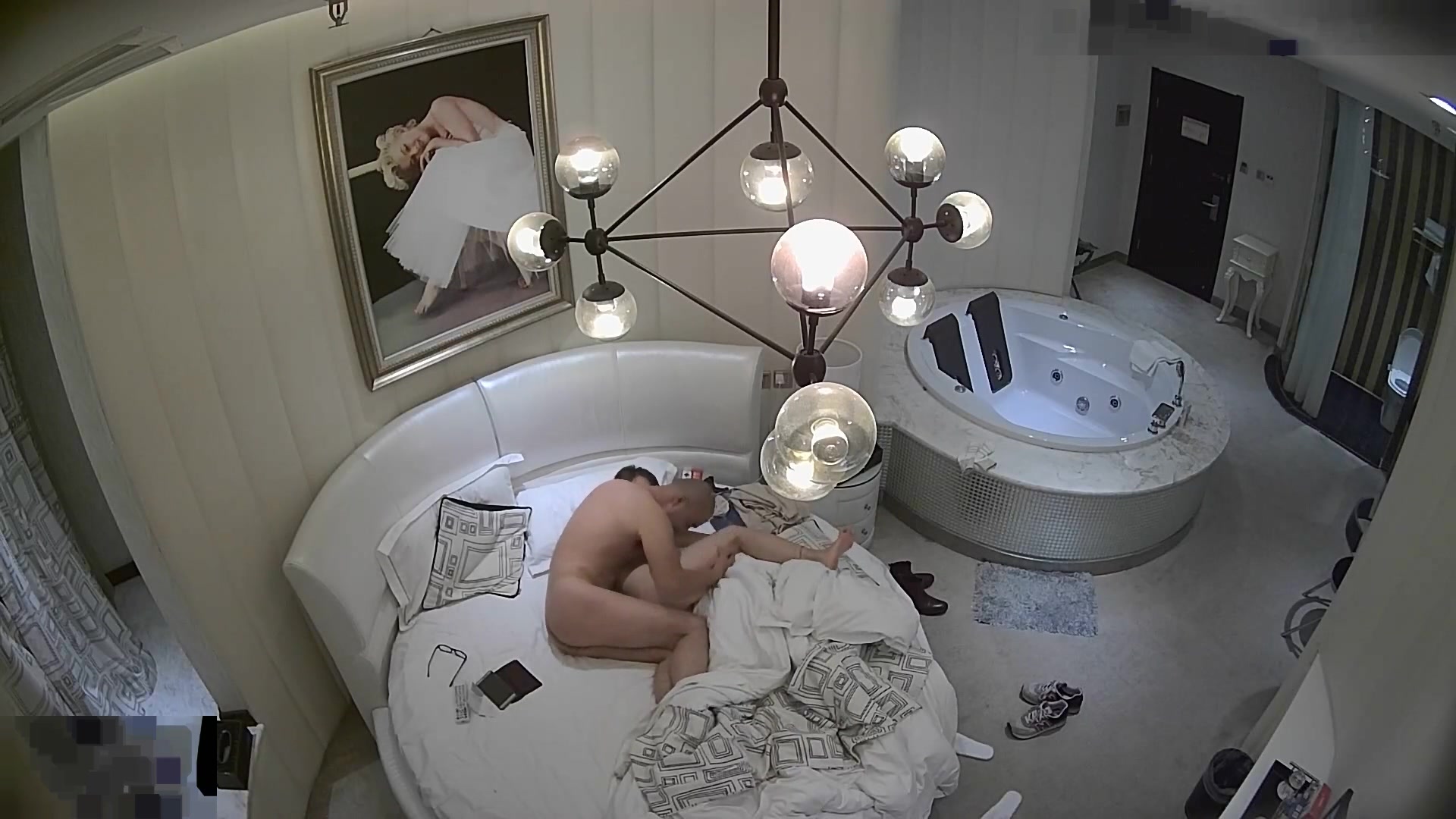 精品酒店豪华套房光头佬和情人开房偷情中午吃了大蒜妹子嫌他有臭味不愿和他干就强搞