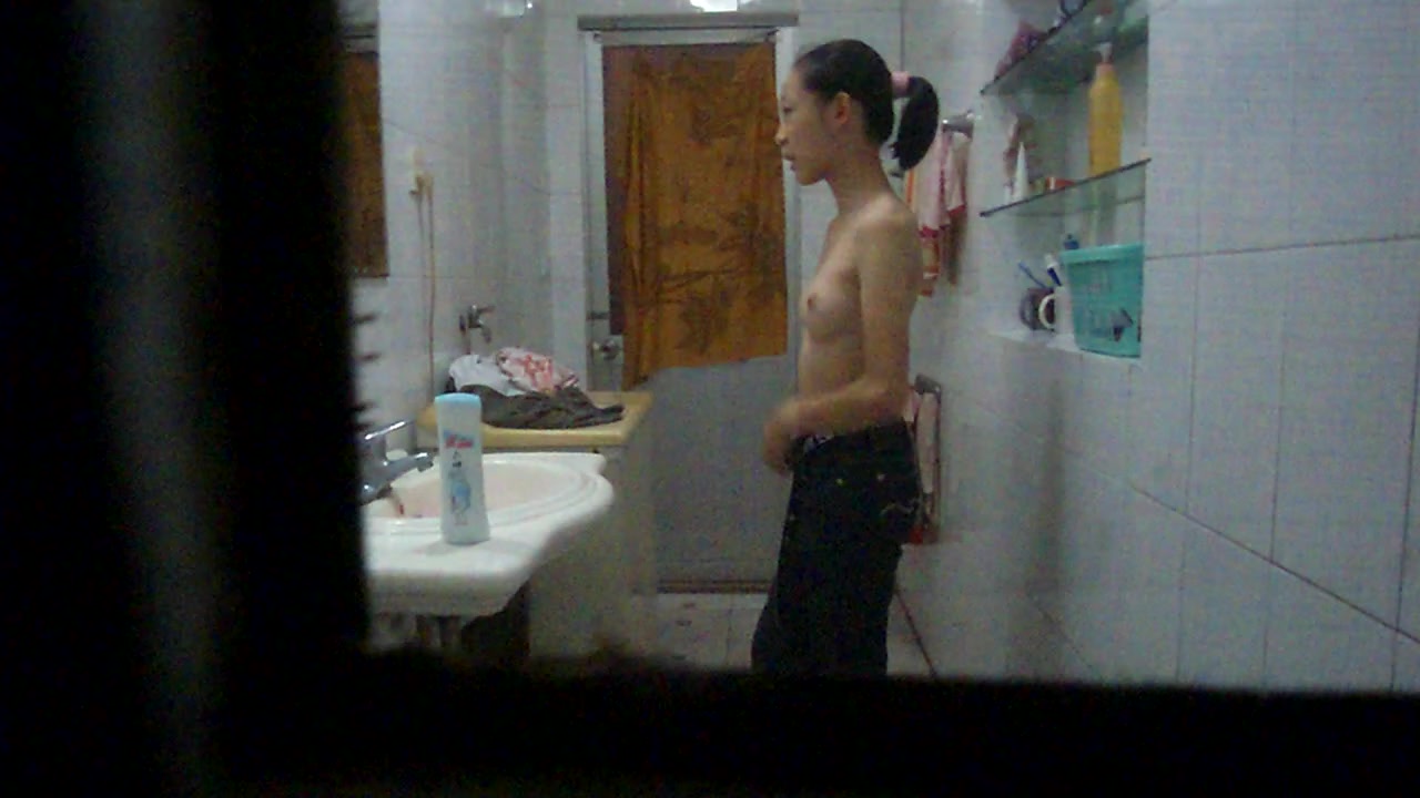 偷拍高中生清纯嫩乳年龄不大的姑娘洗澡 奶子是真的嫩