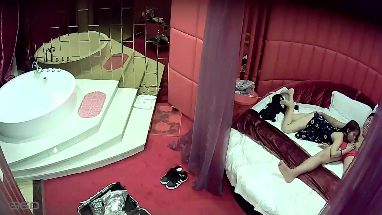 七夕情人节偷拍！样子很挫的肥哥也操到一个长发小女友 扛起双腿爆操好像无套内射妹子说老公你好厉害啊