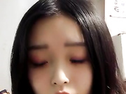 颜值不错贫乳萌妹子第六部 玩SM手铐小皮鞭带毛毛虫指套扣逼不要错过