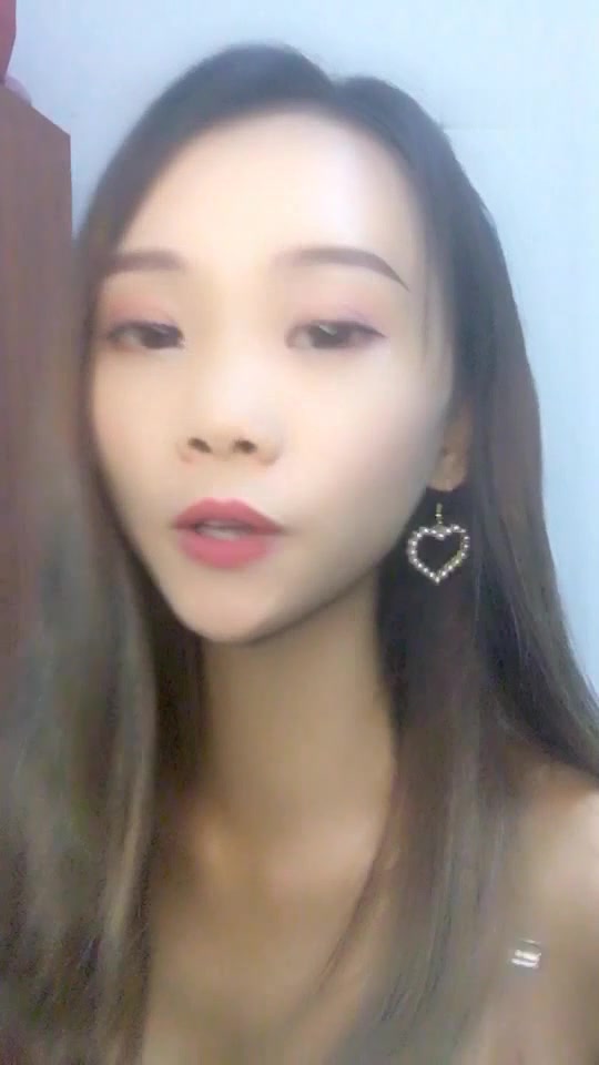 高颜值耳环苗条妹子双人啪啪秀 被按在床上大力猛操