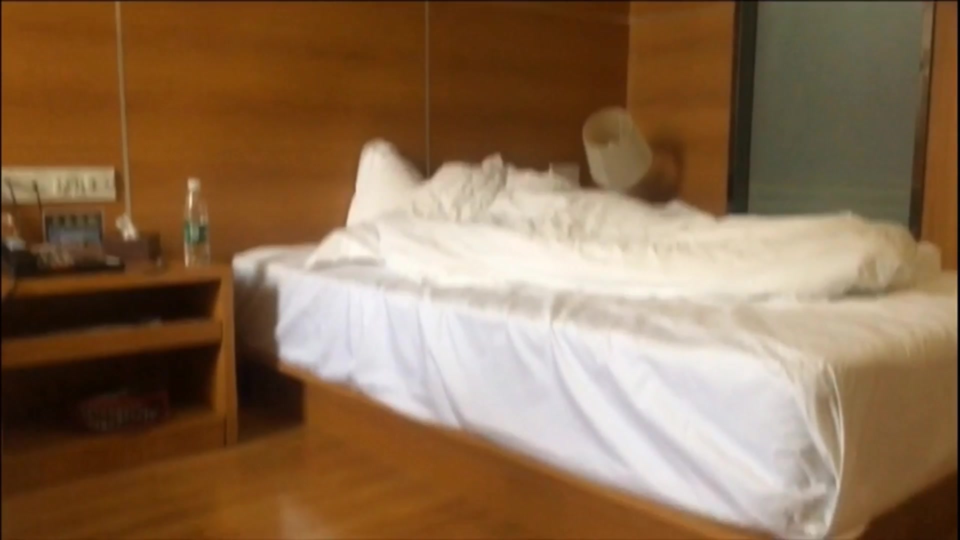 好色哥大战美腿翘臀痴心女大早上被搞醒扒光强行插嘴开始不配合后来下面都湿了啪啪啪叫的骚对白淫荡