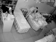 最新流出破解美容院摄像头偷拍夫妻经常趁女儿熟睡时啪啪女儿这么大了应该用布帘隔开睡