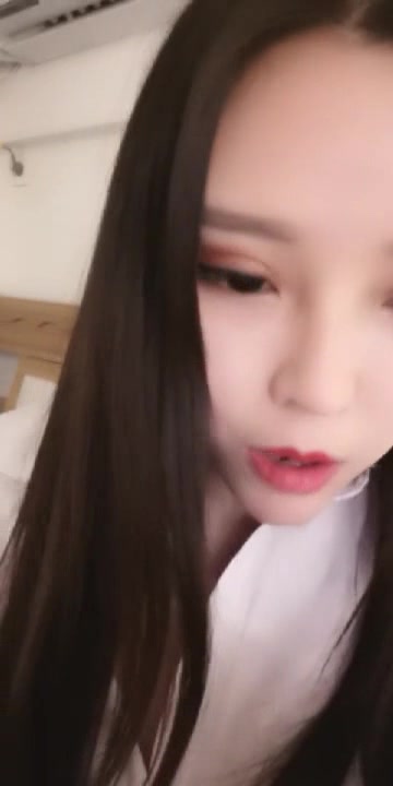 主动求欢的黑丝小婊妹露脸约炮战斗力很猛的小哥，小嘴把鸡巴舔干净无套抽插骚逼，各种体位爽的直喊爸爸，口爆