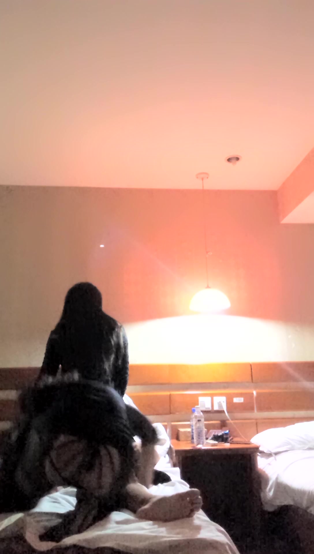 国产CD系列润儿3 双妖服侍土豪玩3P 口硬了以后被抱着腰猛烈后入 射了还要看着拔出来