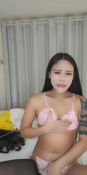 比男人还主动的渣女快把男人榨干了，一天被干好几次主动舔鸡巴，上位电臀非常给力，多姿势爆草直接射嘴里