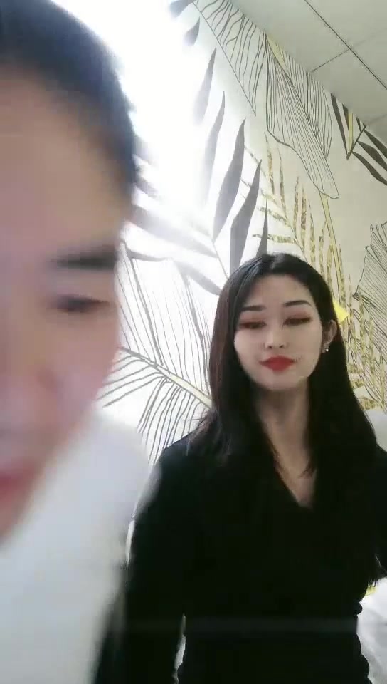 178CM女神级翘臀长腿大美女见客人在直播扭动翘臀配合,见男的把直播关了才脱光衣服啪啪,没想到还是被他直播了,国语!