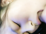 西安19岁大二学生妹没开学，上完网课晚上跟男友啪啪，年纪不大口活不一般，肥美鲍鱼超级紧很快男友就射了