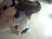 最新商场全景第20 身材超正皮肤嫩白妖艳女 微毛馒头逼都快被鸡巴磨亮了