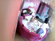 2020年7月最新流出情趣酒店 玫瑰情趣主题套房偷拍青涩大学生情侣开房啪啪_3