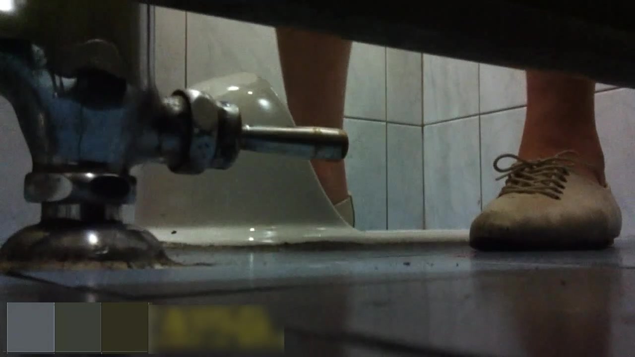 厕拍大神公共卫生间冒死拍摄各式美女少妇尿尿还有不安常规“出货”的 最后疑似被发觉了