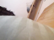 躺在床上假装玩手机偷拍苗条身材女炮友洗完澡照镜子化妆用电吹风吹逼逼