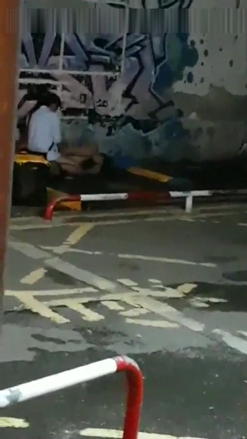 最新门事件带着行李箱的游客被个衣着性感的小姐带到路边停车位旁激情被人拍下国语对白