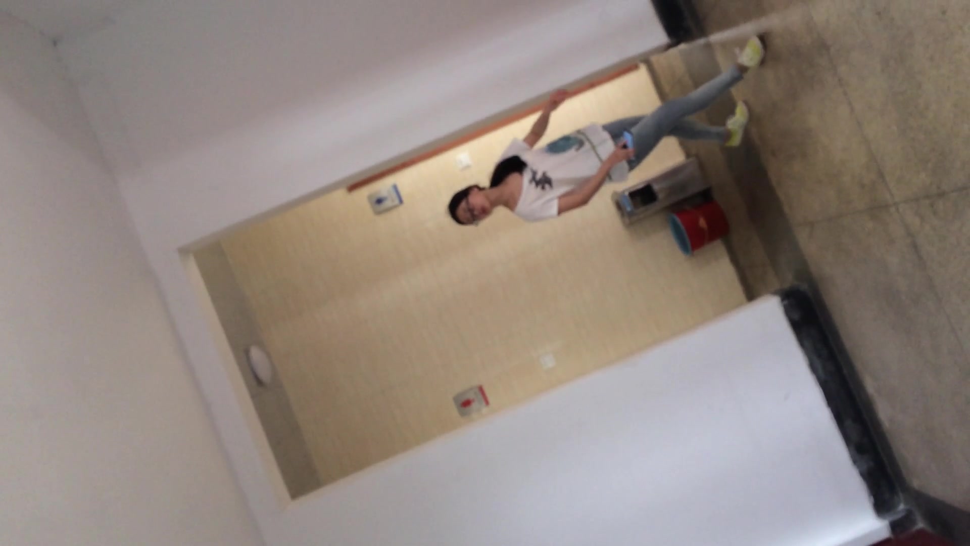 国内厕拍大神潜入某高校教学楼女厕偷拍目测几个都是气质颜值不错的靓妹1080P高清无水印