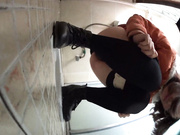 国内大神潜入高校女厕偷放摄像头偷拍妹子嘘嘘有几个嫩穴非常不错