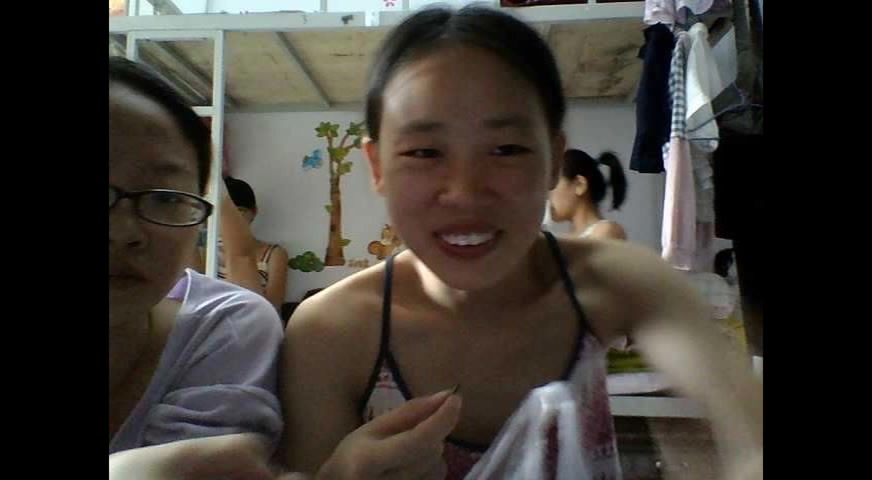 女生宿舍被某屌丝室友用笔记本电脑偷拍其他同学在宿舍日常生活换衣