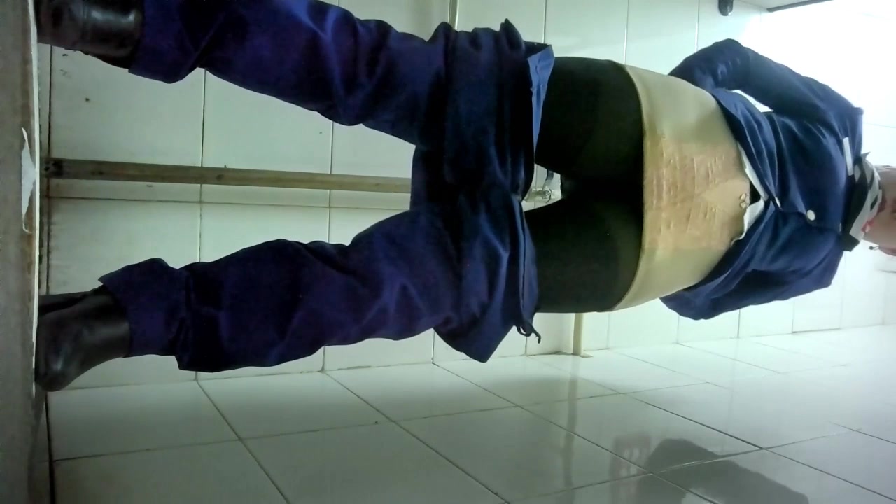 全景厕拍电信营业厅内部员工女厕高清偷拍这电信女工制服要是配上短裙黑丝就完美了