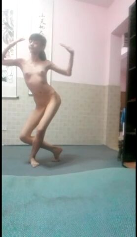 骚货校鸡雷陈田跳舞，跳着跳着衣服就没了