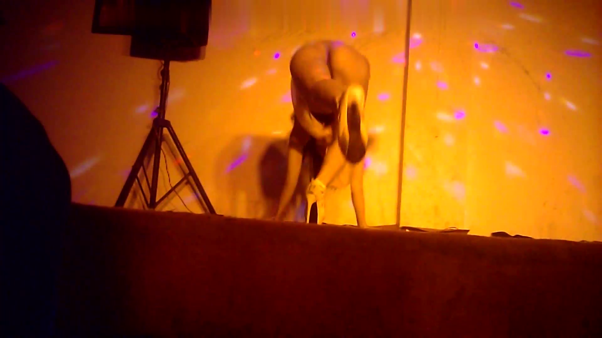 国内地下歌舞团系列9 清纯小妹诱惑钢管舞 大方露逼给观众看