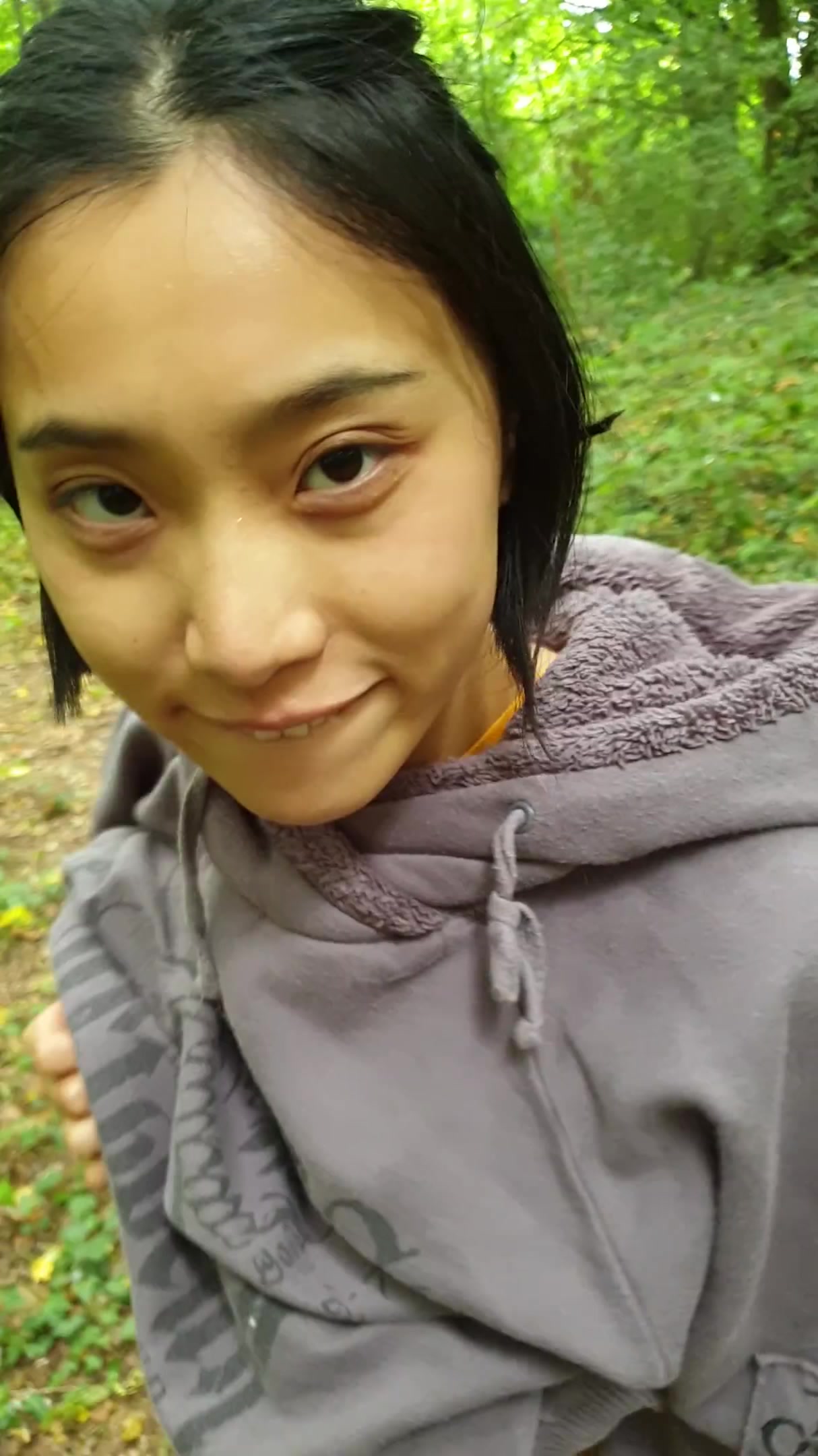 【精品推薦】最新流出留學生『小舒淇』劉玥戶外全裸口交露出 主動要求去小樹林啪啪野戰 高潮顏射吃精～2160P高清原版 (1)