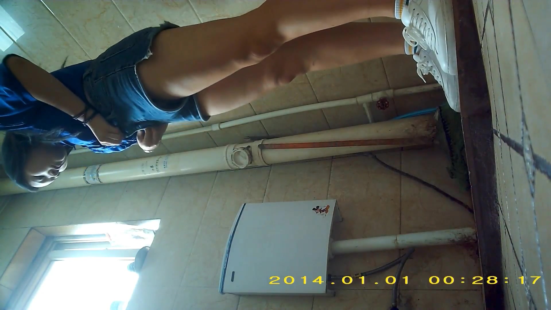 大神潛入某藝術學院公共女廁定點偸拍多位年輕漂亮學妹如廁 形態各異姿勢看得讓人欲火焚身 1080P高清原版