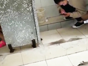 妹子下课拿着手机进厕所把全班女同学嘘嘘拍了个遍