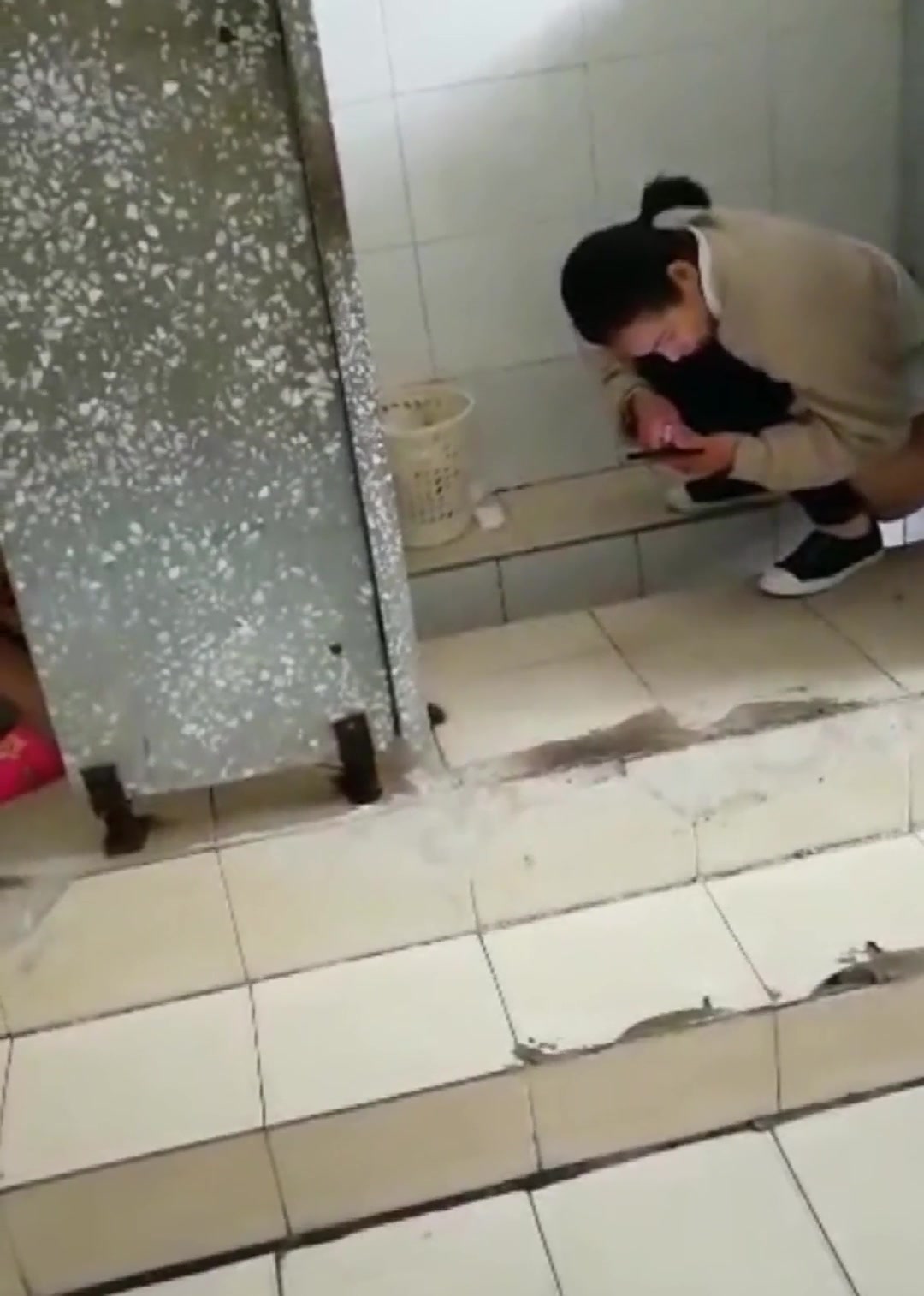 妹子下课拿着手机进厕所把全班女同学嘘嘘拍了个遍