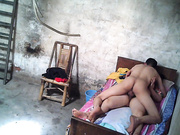 待拆迁棚户区花衣服短发大姐接了一位工地上班的水泥工小青年屌还挺大挺能捅的无套啪啪内射