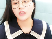 非常骚的眼镜妹子白色丝袜拔出跳蛋 沙发上玩扩阴器肛塞尾巴插菊花 很是诱惑喜欢不要错过