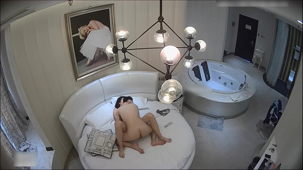 样貌身材很不错的大学美女被男友约到酒店看见男的没穿衣服,美女要走被抱到床上脱光强插,第二次就很配合了!