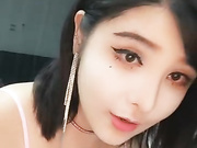 网红女神小范冰冰全程露脸大秀互动，逼逼很干净粉嫩奶子又大又圆还很挺，道具包菊花撅着屁股给你看，呻吟可射