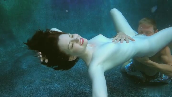 唯美水下美人鱼舔嫩穴游到水底浮着裸体啪啪