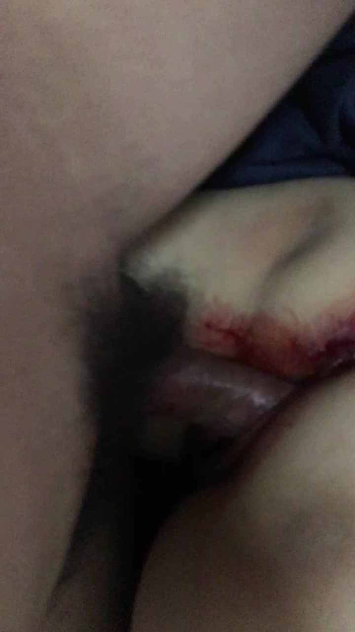 女人的逼就是让男人操的月经期也不能放过