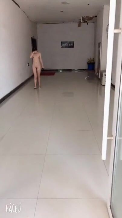 趁著疫情期間戶外沒什麼人～滿足自己野外露出的慾望