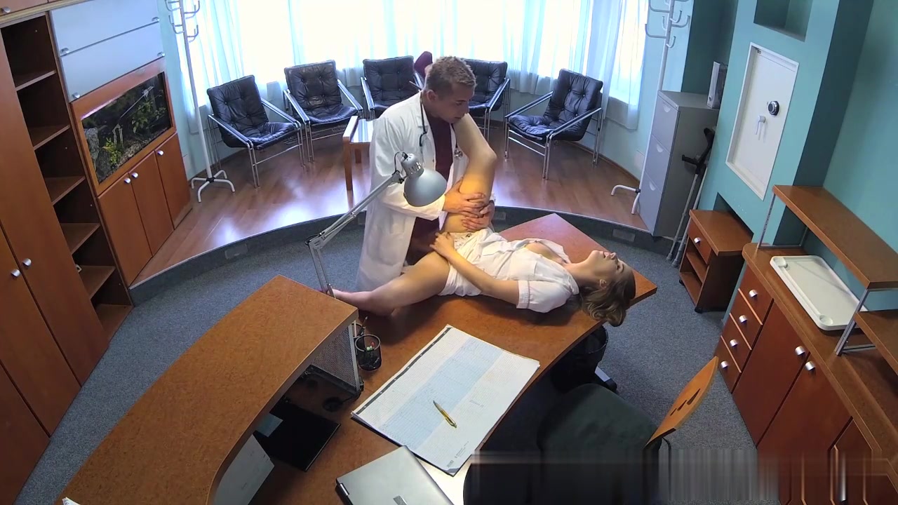 在候诊室假装与医生和护士发生医院性关系